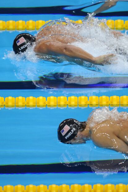 Ryan Lochte durante los 200m estilos junto a Michael Phelps en los Mundiales de Shanghái.