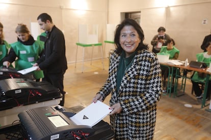 La presidenta de Georgia, Salomé Zurabishvili, votaba este sábado en Tbilisi.