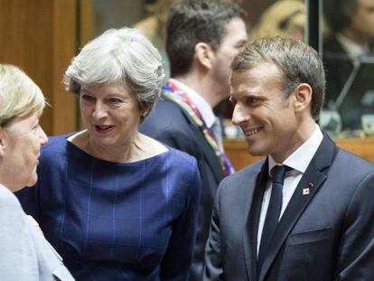 La canciller alemana, Angela Merkel, habla con la primera ministra brit&aacute;nica, Theresa May, y con el presidente franc&eacute;s, Emmanuel Macron.