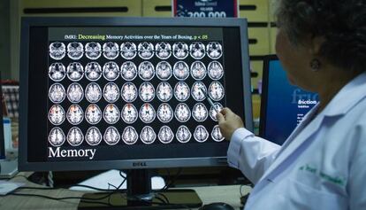 La doctora Jiraporn, directora del equipo neurológico, describe numerosas anomalías en el cerebro de los niños boxeadores examinados.