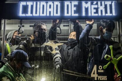 Usuarios abordan patrullas y autobuses en la inmediaciones de la estación Pantitlán en Ciudad de México, el 11 de enero de 2021. Afectados por la suspensión de seis líneas tras un incendio en el Puesto Central de Control I del Sistema de Transporte Colectivo Metro. 