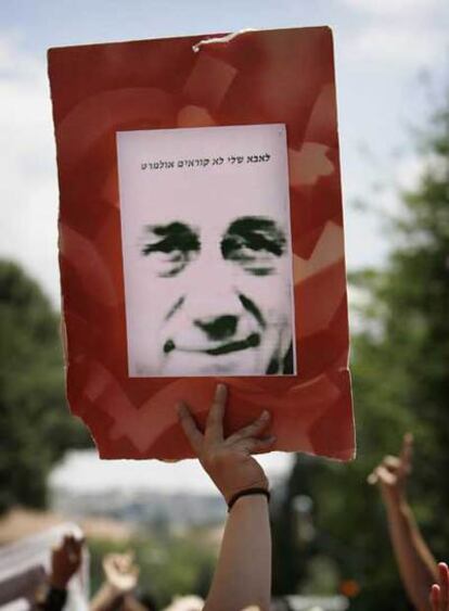 Un manifestante con un cartel de Olmert pide su dimisión ayer en Jerusalén.