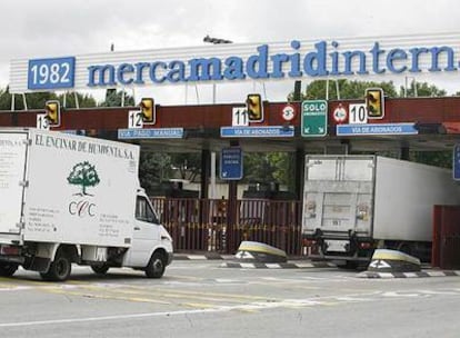 Unos camiones acceden a Mercamadrid por la entrada internacional para evitar problemas por la entrada nacional.