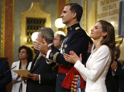 Los reyes Felipe y Letizia, junto al presidente del Congreso de los Diputados, Jesús Posada, durante el acto de proclamación ante las Cortes Generales del Rey Felipe VI, en presencia de cerca de mil invitados entre miembros de la Familia Real, parlamentarios, ministros, presidentes autonómicos y expresidentes del Gobierno.