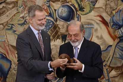 El Rey Felipe VI hizo entrega del “Premio Enrique V. Iglesias al desarrollo del Espacio Empresarial Iberoamericano” al mexicano Carlos Slim Helú, presidente de Grupo Carso, escogido por decisión unánime del jurado del premio. La deliberación destacó la contribución al crecimiento económico y empresarial, a la generación de empleo y al acercamiento de las relaciones entre los países de Iberoamérica, todo ello poniendo siempre en valor a las personas. Asimismo, ha resaltado “la gran labor social que desempeña la Fundación Carlos Slim con sus programas de empleo, formación, salud, medioambiente, deporte y cultura, entre otros ámbitos, que desde hace más de tres décadas han mejorado la calidad de vida de millones de personas en México y en toda Iberoamérica”. Asistieron a la entrega del premio en el Palacio de La Zarzuela el expresidente del Gobierno Felipe González; el secretario General Iberoamericano, Andrés Allamand; y la presidenta del Consejo Empresarial Alianza por Iberoamérica (CEAPI) y secretaria del jurado, Núria Vilanova.