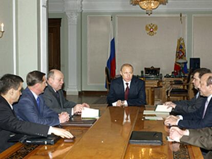 El presidente, Vladímir Putin (centro), durante una reunión con funcionarios del Ministerio de Defensa ayer en Moscú.