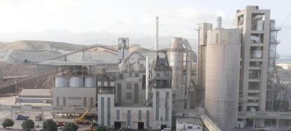 Una panorámica de la cementera de HOLCIM en Carboneras, Almería.