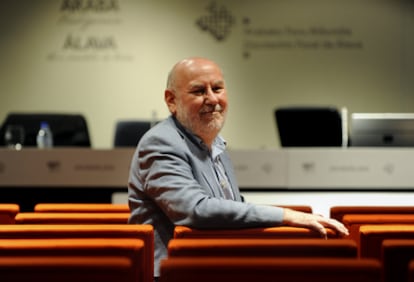 El catedrático de la Universidad de Barceolna, Antoni Riera, ayer poco antes de ofrecer su conferencia.