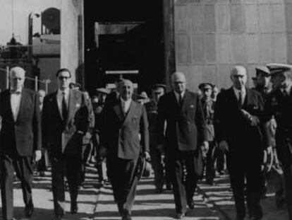 Francisco Franco, visitando la sede de la compañía eléctrica FECSA, propiedad de Juan March.