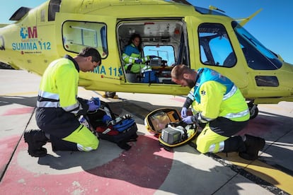 “Cuando se atiende a un paciente crítico, cuanto menos necesites hablar, mejor”, cuenta por su parte Benedicto. El trabajo de un técnico de emergencias es apoyar a los dos sanitarios, inmovilizar al paciente, hablar con el centro coordinador de emergencias y pedir apoyo de bomberos o policías. “En el aire, quien manda siempre es el piloto, pero en tierra lo hace el técnico de emergencias”, añade.