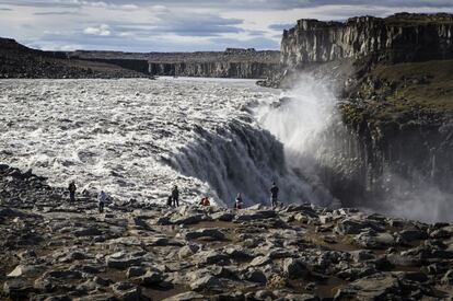 Cuentan quienes han visitado la cascada Dettifoss que encontrarse en sus inmediaciones es lo más parecido a estar en mitad de un terremoto. La cascada más caudalosa de Europa, poderosa, impresionante, se ubica en el noreste de Islandia, en el Parque Nacional de Vatnajökull. Tiene 100 metros de ancho, una caída de 44 metros hasta el cañón Jökulsárgljúfur, y es la localización que abre la película Prometheus, de Ridley Scott.