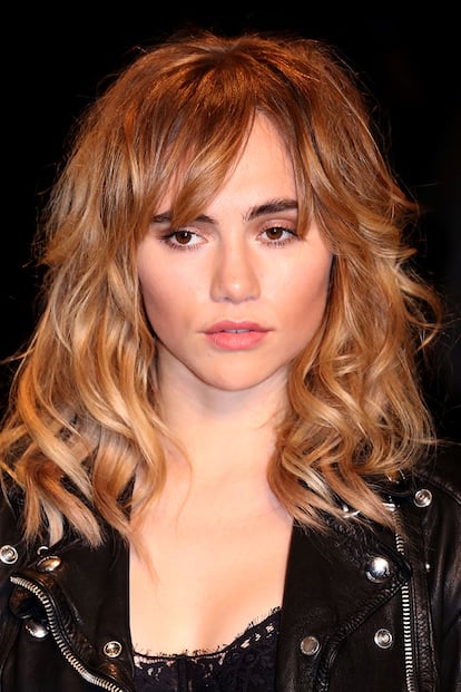 Con melenas  como la de Suki Waterhouse, añade ondas con la plancha y utiliza un spray con sal para un estilismo moderno y desenfadado.