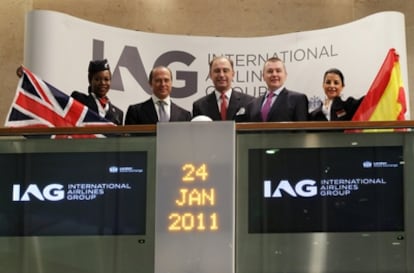 El presidente de Iberia y desde ahora de IAG, Antonio Vázquez, y el consejero delegado de la nueva compañía y BA, Willie Walsh, en la apertura de la jornada de su estreno.