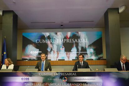 El Rey preside el acto de clausura del foro “Empresas españolas liderando el futuro” organizado por la CEOE, junto a Nadia Calviño, Antonio Garamendi y Pablo Isla, el pasado 24 de junio.