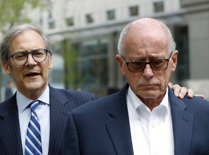 Laurence Doud III, el exejecutivo de la Cooperativa de Medicamentos de Rochester al salir de los tribunales, Manhattan, Nueva York.