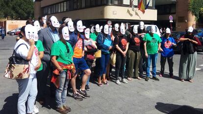 Miembros de los colectivos antidesahucios se concentran ante los juzgados de Guadalajara.