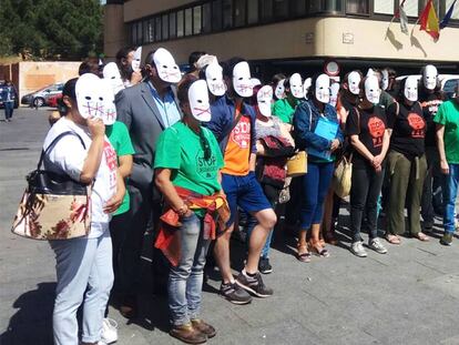 Miembros de los colectivos antidesahucios se concentran ante los juzgados de Guadalajara.