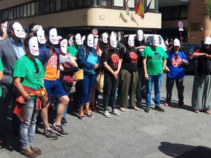 Miembros de los colectivos antidesahucios se concentran ante los juzgados de Guadalajara.