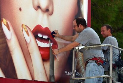 Empleados trabajan en los preparativos de la 72 edición del Festival de Cine de Venecia.