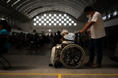Una mujer en silla de ruedas espera para ser vacunada contra la covid-19 en Ecatepec.