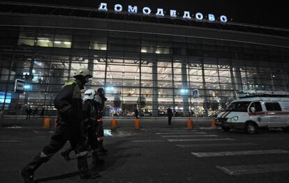 Equipe de emergência nos arredores do aeroporto de Domodédovo, em uma imagem de arquivo.