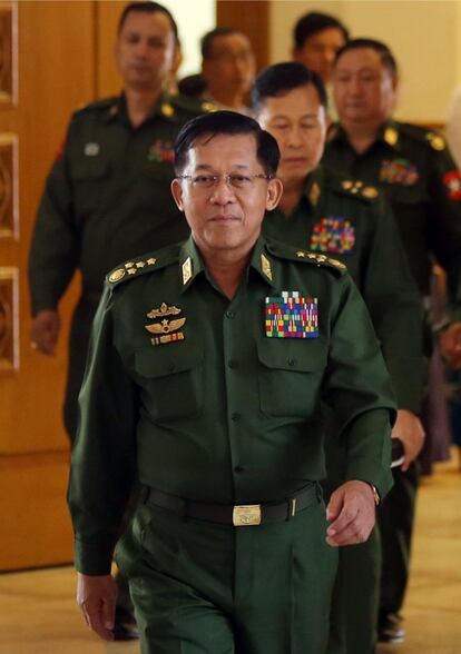 El jefe de las Fuerzas Armadas de Myanmar, el general, Min Aung Hlaing, tras la toma de posesión del nuevo presidente birmano el pasado 30 de marzo. El Ejército ha sido acusado por la ONU de limpieza étnica contra los rohinyás.