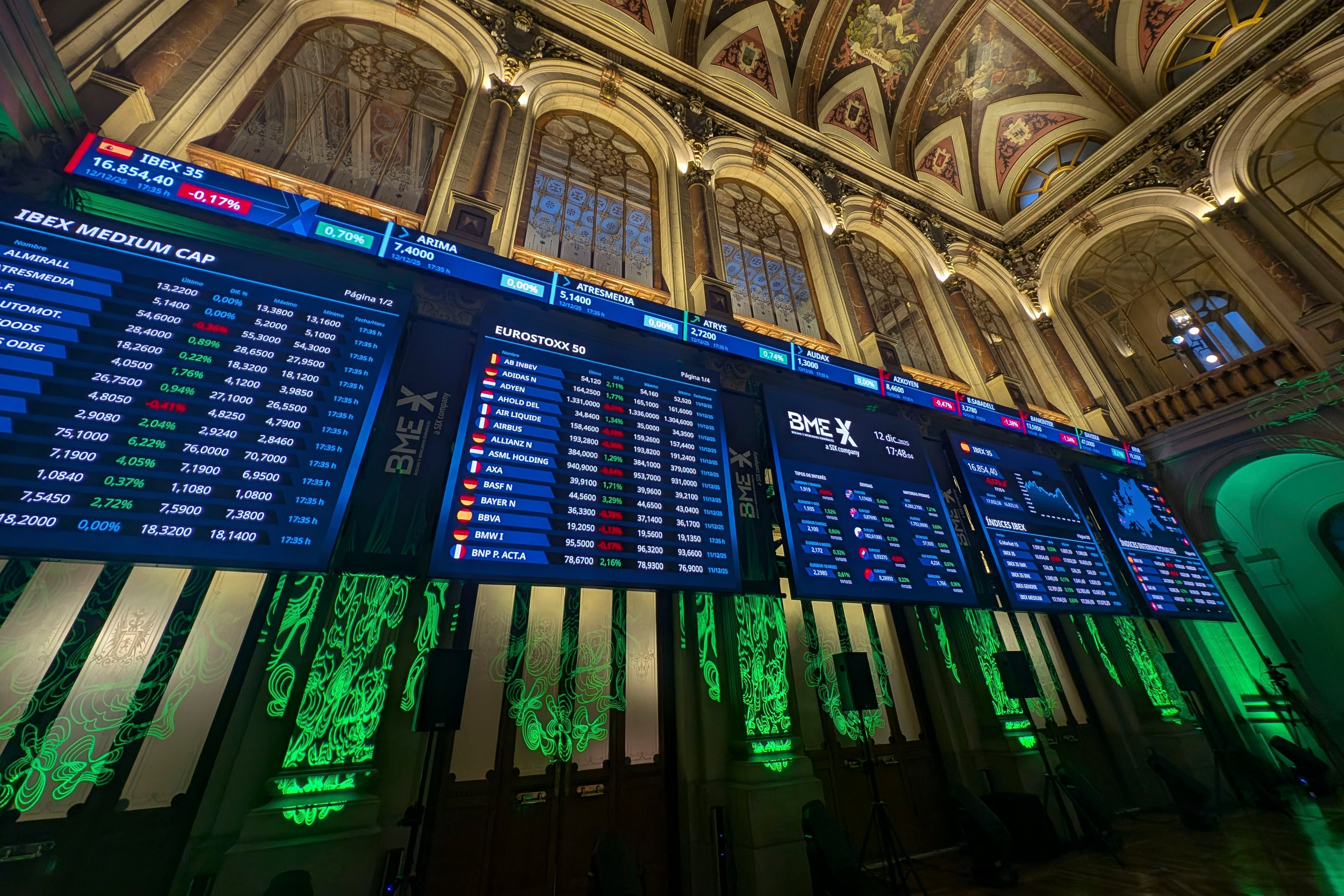 Paneles de la Bolsa de Madrid.