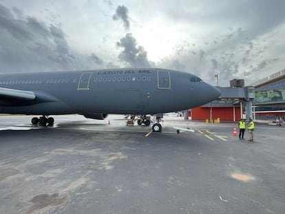 Avión del Ejército del Aire en el aeropuerto internacional de Niamey, este viernes.