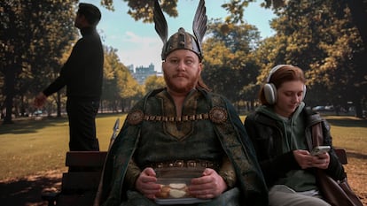 Sean Panikkar (Loge), Nicholas Brownlee (Wotan) y Lucie Thies (una joven muniquesa actual) en un fotograma del vídeo que muestra el viaje de los dos primeros al mundo de los humanos.