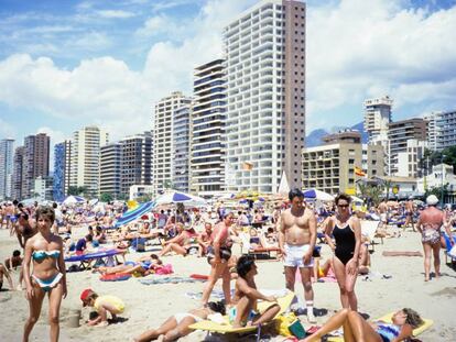 La playa de Levante en Benidorm es una de las más concurridas de España. La imagen fue tomada en 1998.