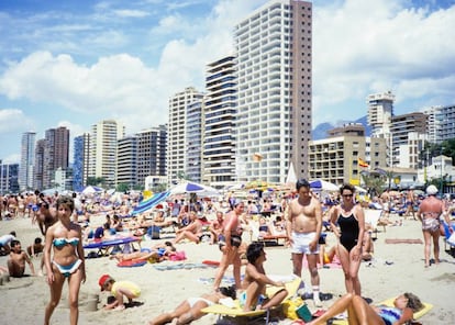 La playa de Levante en Benidorm es una de las más concurridas de España. La imagen fue tomada en 1998.