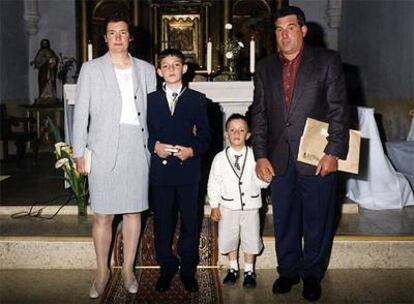 Salvador Barrio, su esposa Julia y sus dos hijos Álvaro (segundo por la derecha) y Rodrigo, en una foto familiar.