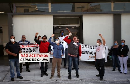 Trabalhadores do Hospital Tide Setúbal, na zona leste de São Paulo, protestam no sábado 18 de abril contra a falta de equipamento de proteção.