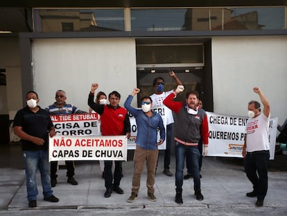 Trabalhadores do Hospital Tide Setúbal, na zona leste de São Paulo, protestam no sábado 18 de abril contra a falta de equipamento de proteção.