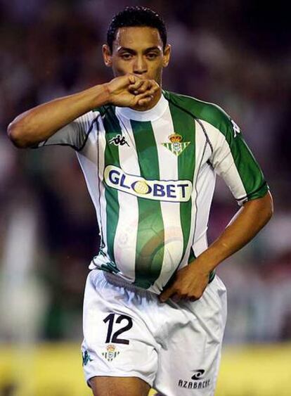 Oliveira celebra su gol al Sevilla.