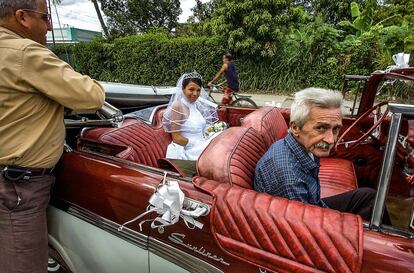 Las bodas en La Habana son otra forma más de honrar a los mayores. Así, en el asiento de copiloto parecen sentar al padre de la futura esposa, que por algo es el que paga todo el jolgorio.