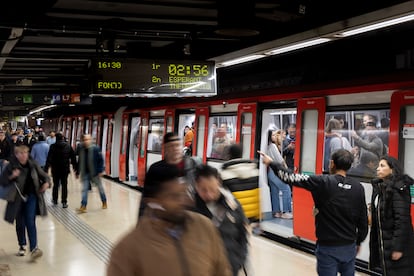 Usuarios del metro de Barcelona en la estación de Plaza Cataluña.