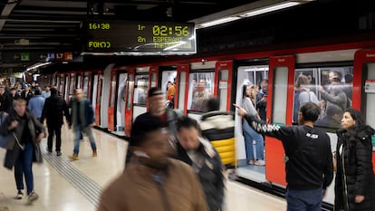 Usuarios del metro de Barcelona.