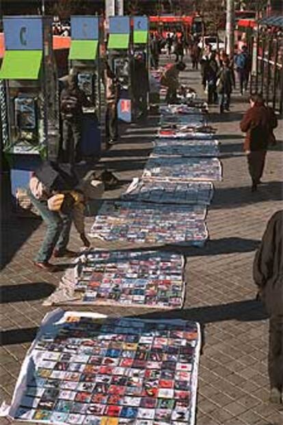 Vendedores de discos copiados, el llamado <i> top manta</i>, en la glorieta de Carlos V, en Madrid.