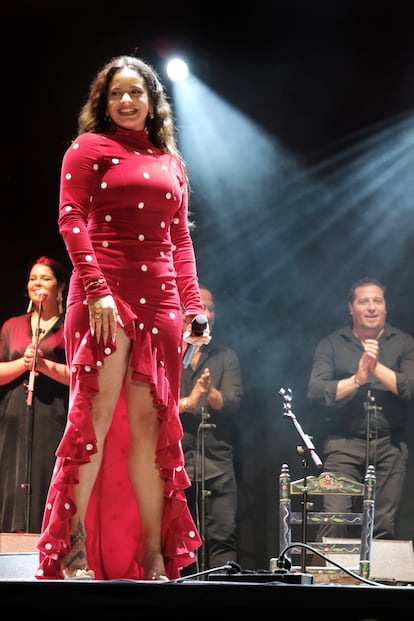 La cantante Rosalia durante Concierto Miguel Flores «El Capullo de Jerez» en Sevilla.