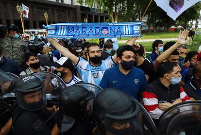 Un hombre alza una bufanda con el nombre de Maradona, este miércoles en Buenos Aires.