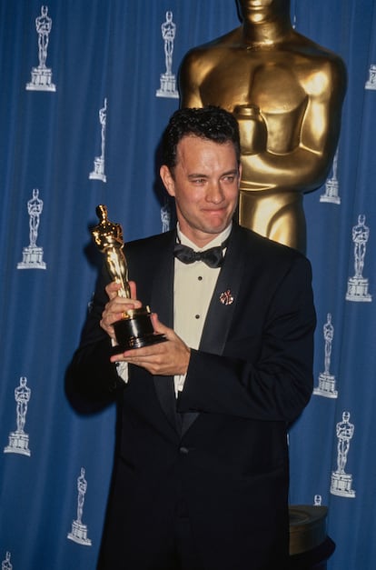 La noche que Tom Hanks hizo 'outing' a un antiguo profesor – Cuando subió a agradecer el Oscar por 'Philadelphia' (1993), el primero de los dos que ha ganado (el segundo llegaría por 'Forrest Gump'), Tom Hanks siguió el guion habitual: recordó entre lágrimas a su esposa, la también actriz Rita Wilson, y a sus compañeros Antonio Banderas y Denzel Washington. El momento culminante llegó cuando mencionó a dos personas anónimas hasta ese momento.  "No hubiera subido aquí si no fuera por dos hombres muy importantes en mi vida, el señor Rawley Farnsworth, que era mi profesor de teatro de secundaria y uno de mis compañeros de clase,  John Gilkerson. Menciono sus nombres porque son dos homosexuales estadounidenses, dos hombres maravillosos con los que tuve la suerte de coincidir y recibir su inspiración a una edad tan temprana”. Todo el teatro aplaudió, hubo lágrimas y el apasionado discurso fue elegido el mejor de la noche y uno de los más emotivos de la historia de la gala. Pero al día siguiente 'The New York Post' lanzó uno de sus amarillistas titulares: "¡Outing en los Oscars!", insinuando que Hanks había “sacado del armario” sin permiso a su profesor Rawley Farnsworth (John Gilkerson había fallecido años antes). Lo cierto es que Hanks se había puesto en contacto con Farnsworth antes de la gala para advertirle de sus intenciones. "No me importa salir a la palestra ahora", declaró un ya jubilado Farnsworth a la revista People. "No pensé que tuviera nada que perder", aunque agregó: "Si todavía estuviera en la vida profesional, no sé cómo habría reaccionado". La experiencia le cambió la vida: se convirtió en un defensor de los derechos de los homosexuales y dirigió un grupo de maestros gays, lesbianas y transgénero. Su fama no se limitó a ese breve momento, sino que tuvo una consecuencia imprevisible. El guionista Paul Rudnick tuvo la idea de transformarla en una película que contaba cómo habría sido la vida de ese profesor si realmente se hubiese sido sacado del armario contra su voluntad. 'In and out' se convirtió en uno de los mayores éxitos de 1997. Ha habido muchos discursos inspiradores en los Oscars, pero el de Hanks fue el único que inspiró una película.