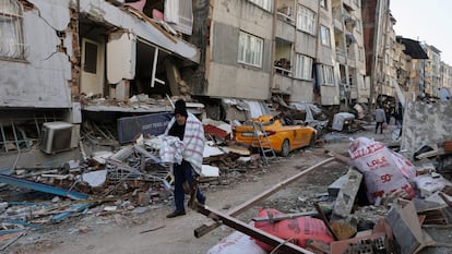 Un hombre camina entre edificios dañados por el terremoto, este jueves en Hatay (Turquía).