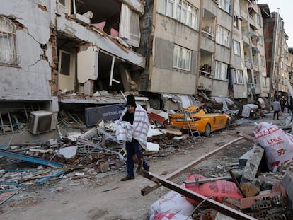 Un hombre camina entre edificios dañados por el terremoto, este jueves en Hatay (Turquía).
