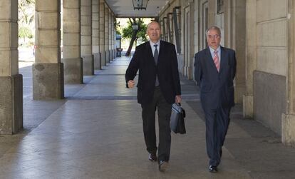 El exconsejero de Empleo andaluz Antonio Fernández (derecha) entrando en los juzgados de Sevilla.