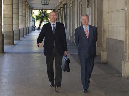 El exconsejero de Empleo andaluz Antonio Fernández (derecha) entrando en los juzgados de Sevilla.