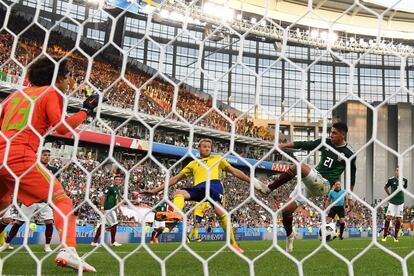 Edson Álvarez de Mexico marca un gol a su propio equipo.