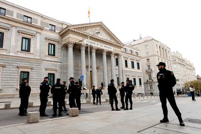 Policías desplegados en los alrededores del Congreso de los Diputados, este miércoles.