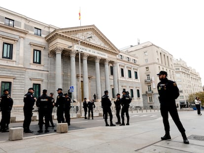 Policías desplegados en los alrededores del Congreso de los Diputados, este miércoles.