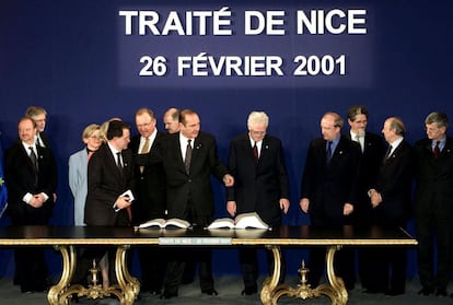 Es fruto del Consejo Europeo de diciembre de 2000 y fue firmado oficialmente el 26 de febrero de 2001, para entrar en vigor dos años después. Modifica la estructura institucional de la UE con la vista puesta en la ampliación a nuevos países. Modifica el sistema de votos de los Consejos Europeos, estableciéndose un sistema de doble mayoría de Estados y votos. También aumenta a 732 los escaños del Parlamento Europeo. Finalmente, en Niza se acordó el establecimiento de la Convención Europea, encargada de redactar la Constitución de cara a una Conferencia Intergubernamental en 2004. En la imagen, la ceremonia de firma del Tratado de Niza.